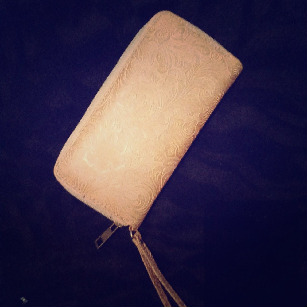 ✨Rustic Tan Wristlet✨